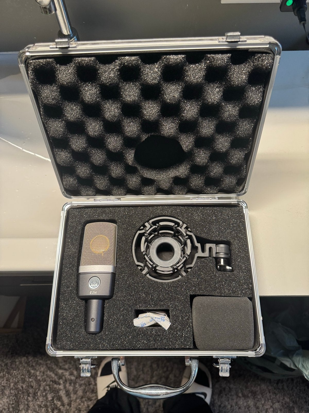 AKG C214 Vocal Preset met Isolatieschild en Standaard, Ophalen of Verzenden, Zo goed als nieuw, Zangmicrofoon