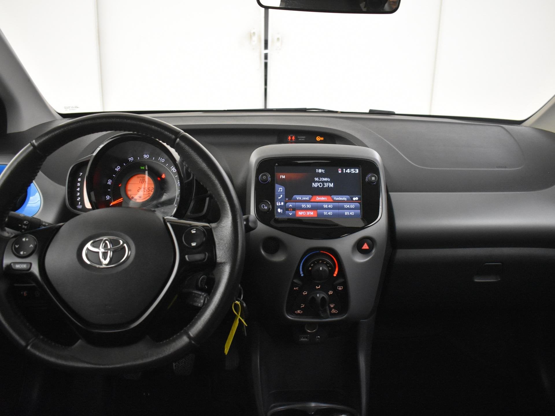 Toyota Aygo 1.0 VVT-i x-play | Carplay/AndroidAuto | Camera, Auto's, Voorwielaandrijving, 12 maanden, Stof, Gebruikt