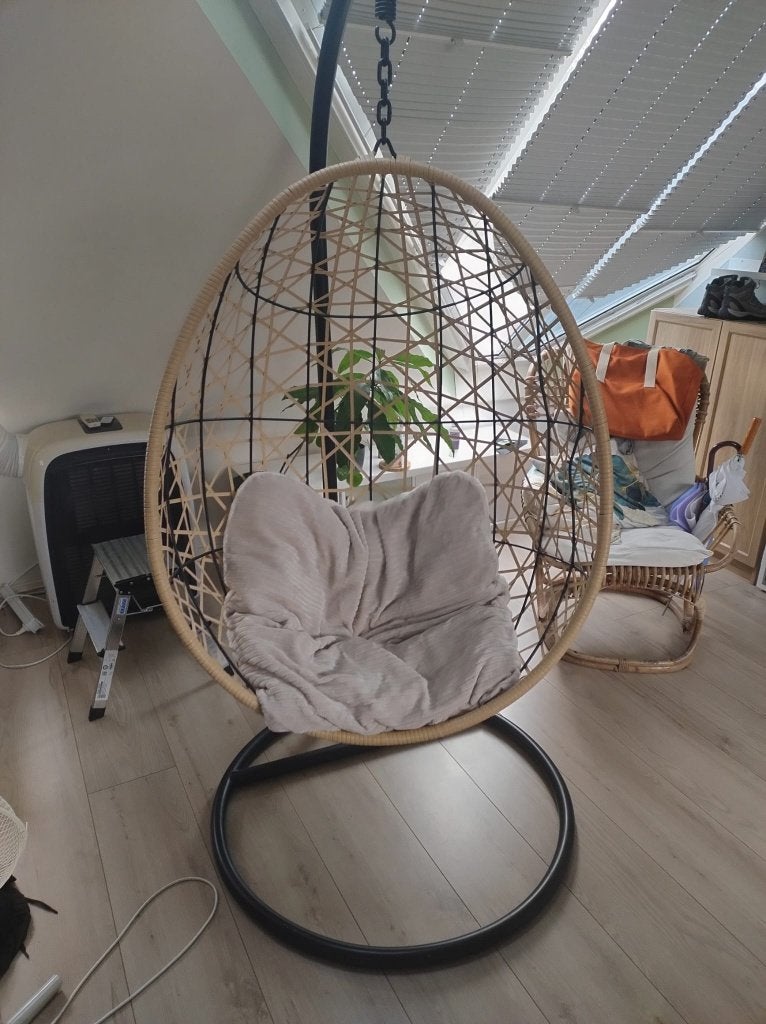 Stevige hangstoel met zwart frame en beige zitkussen, Huis en Inrichting, Ophalen, Modern, Comfortabel, Gebruikt, Zwart