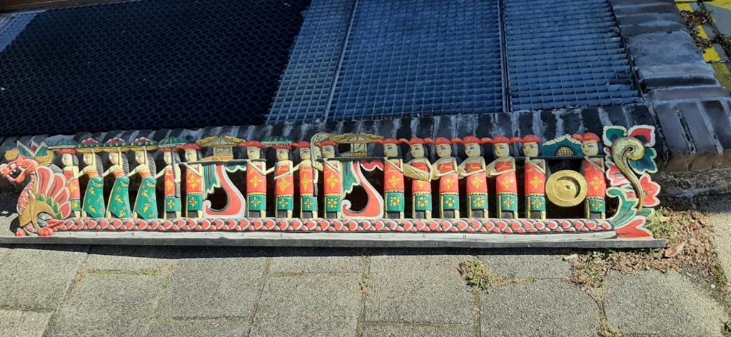 Vintage handgesneden drakenboot met 17 poppen, Ophalen, Houtsnijwerk, Handgemaakt, 50 - 100 cm