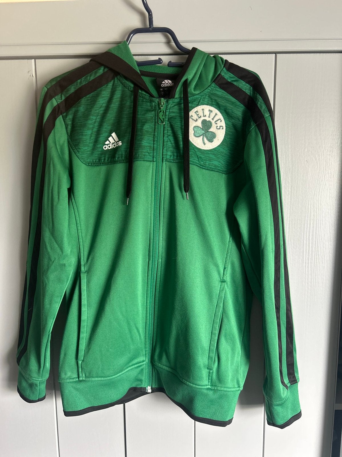 Adidas Celtics hoodie met kleine gaatjes in de mouw, Kleding | Heren, Overige Herenkleding, Verzenden, Gedragen