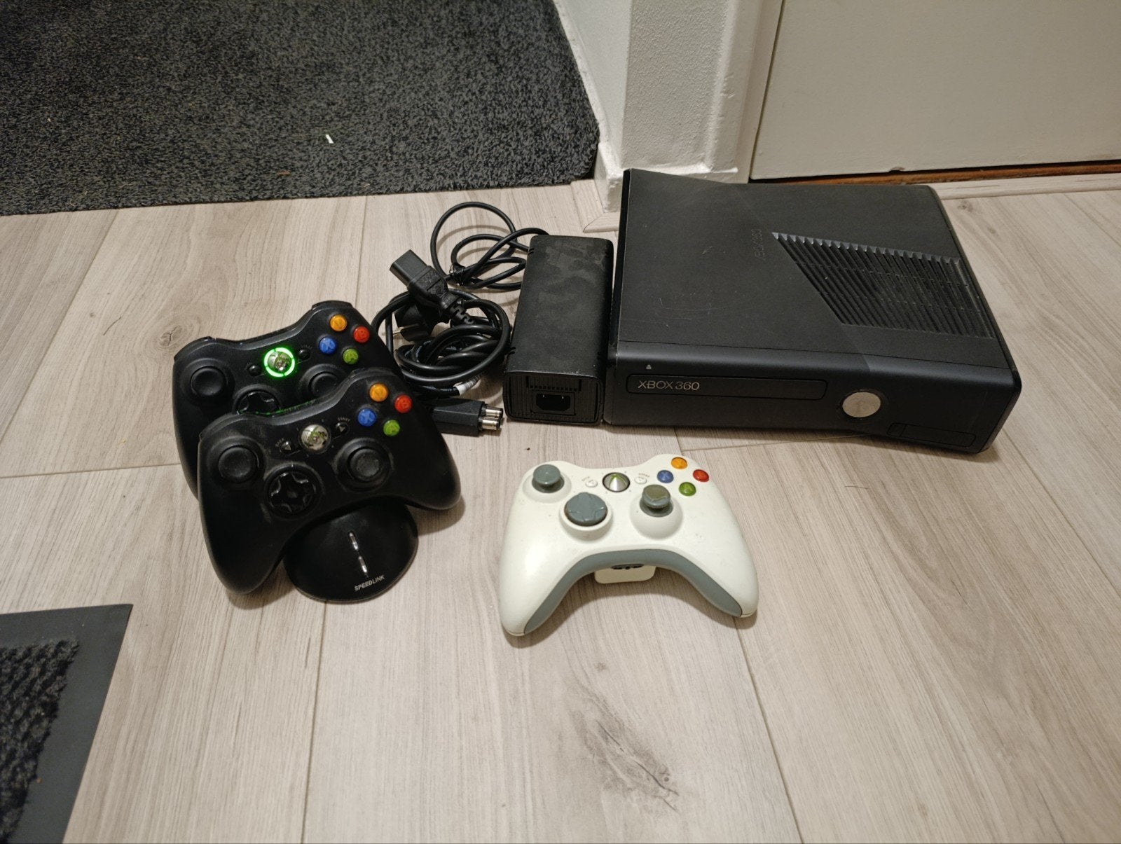 Xbox 360 met 3 controllers en oplaadstation, Spelcomputers en Games, Spelcomputers | Xbox 360, Ophalen of Verzenden, Met 3 controllers of meer