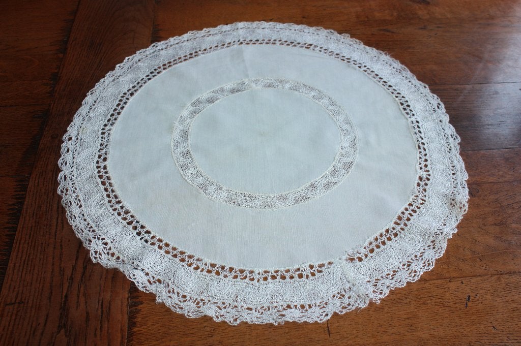 Oud rond crème kleurig kleedje, Antiek en Kunst, Ophalen of Verzenden