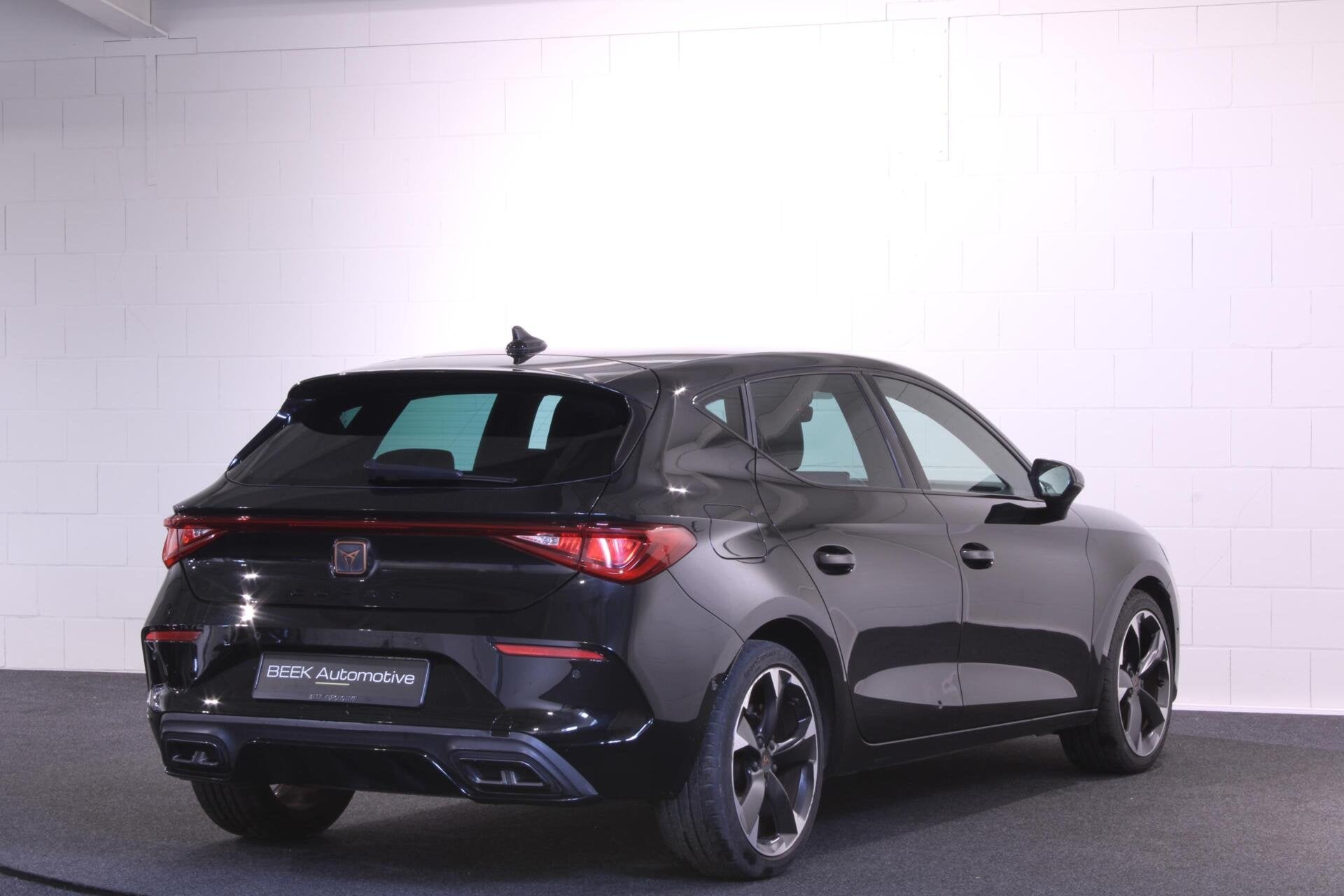 CUPRA Leon 1.5 eTSI | PDC | Apple CarPlay | Stuurverwarming, Auto's, Cupra, Zwart, 4 cilinders, Leon, Leder en Stof