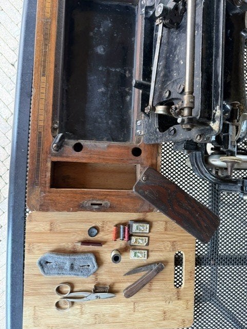Te koop ouderwetse naaimachine, Ophalen