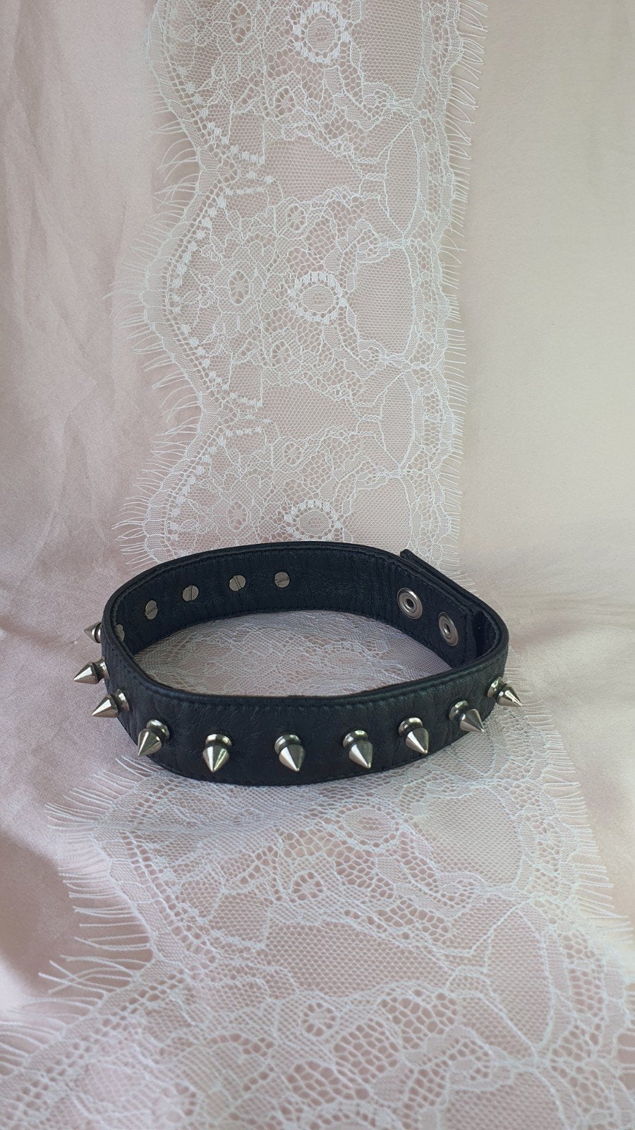 Punkrock choker leren ketting met spikes 100 % leer, Ophalen of Verzenden, Nieuw, Overige materialen, Verstelbaar