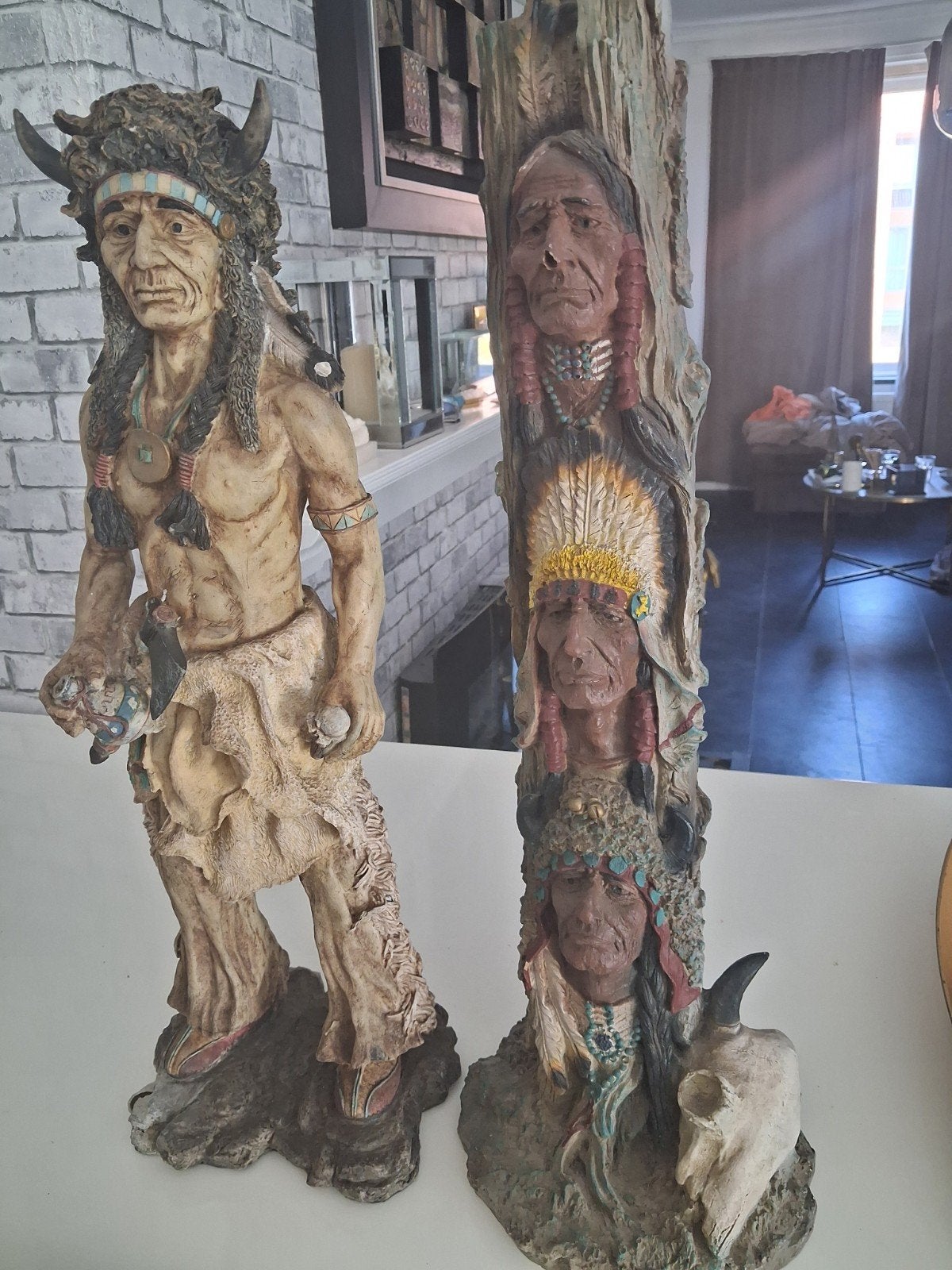 2 Grote Indianen Beelden - 60 cm en 63 cm hoog, Handgemaakt, Beeld, Composieten, Noord-Amerika