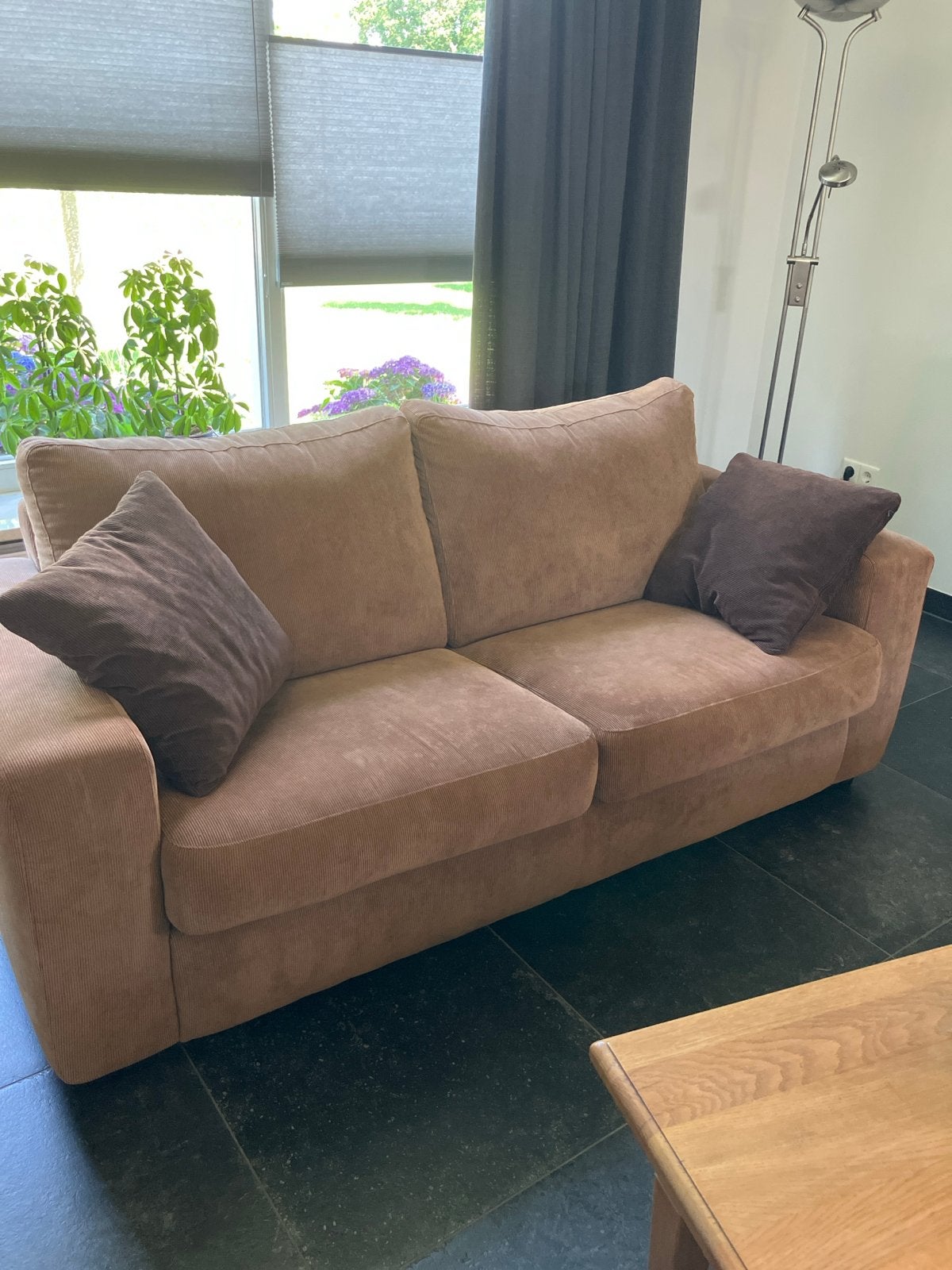 Comfortabele 2-zitsbank in bruine ribstof, Huis en Inrichting, Banken | Bankstellen, Ophalen, 150 tot 200 cm, Tweepersoons, 75 tot 100 cm