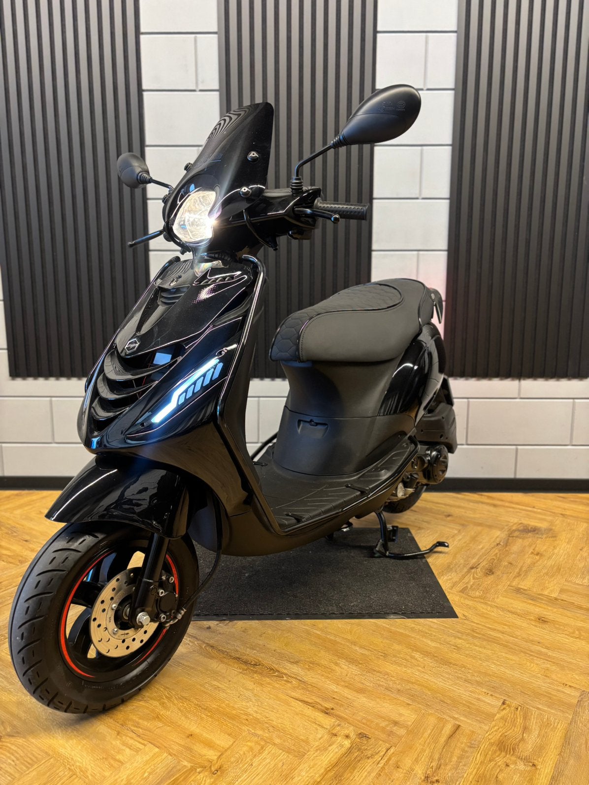 PIAGGIO ZIP 4T 3V BROM 2021 FULL OPTION GLANS ZWART, Fietsen en Brommers, Scooters | Piaggio, Ophalen, Maximaal 45 km/u, Zip, Zo goed als nieuw