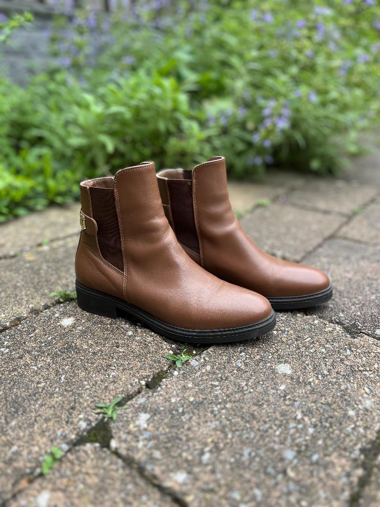 Tommy Hilfiger leren laars met metalen monogram - EU38, Kleding | Dames, Schoenen, Zo goed als nieuw, Lage of Enkellaarzen, Bruin