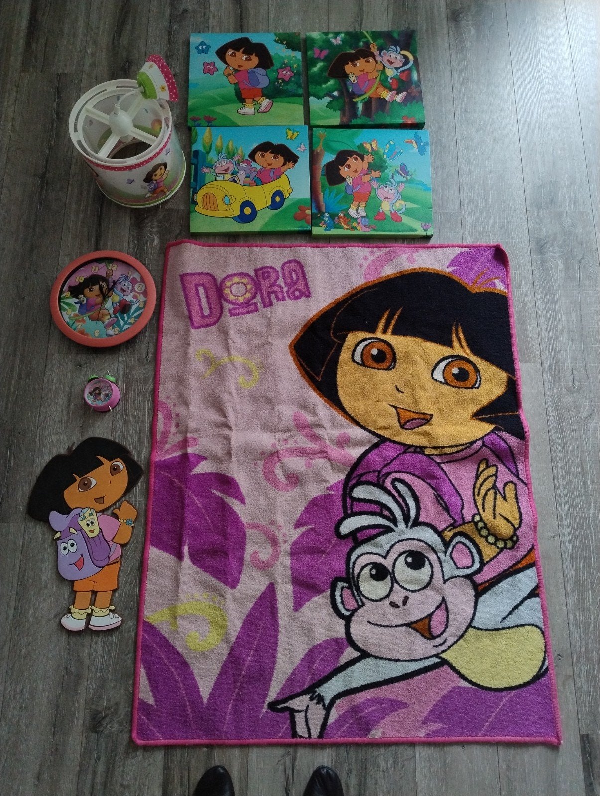 Dora the Explorer kamer: kleed, klok, lamp, schilderijen, Ophalen, Gebruikt