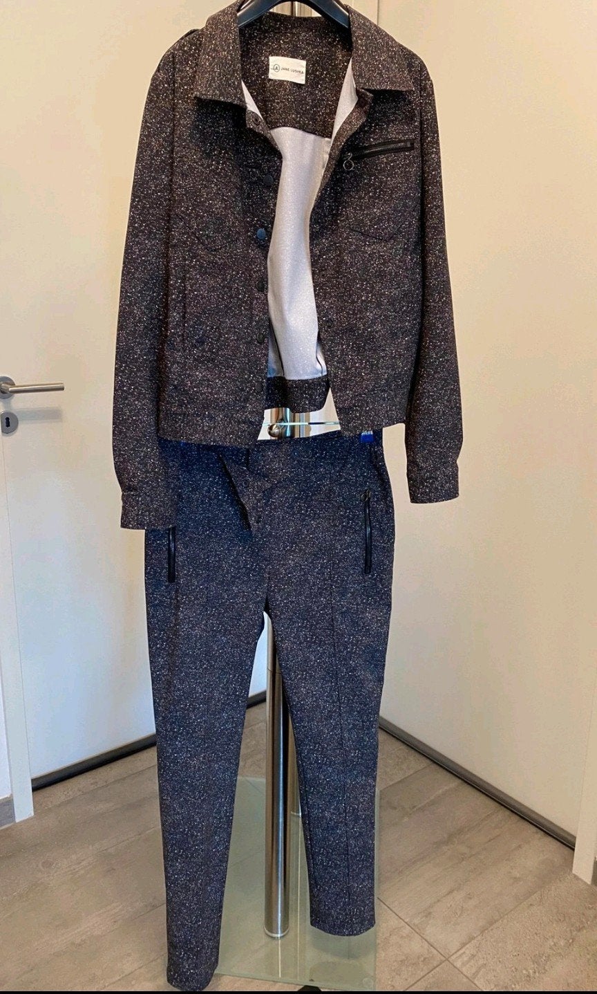 Jane Lushka Travelstof Pak - Broek M, Jasje XL, Kostuum of Pak, Bruin, Maat 42/44 (L), Ophalen of Verzenden
