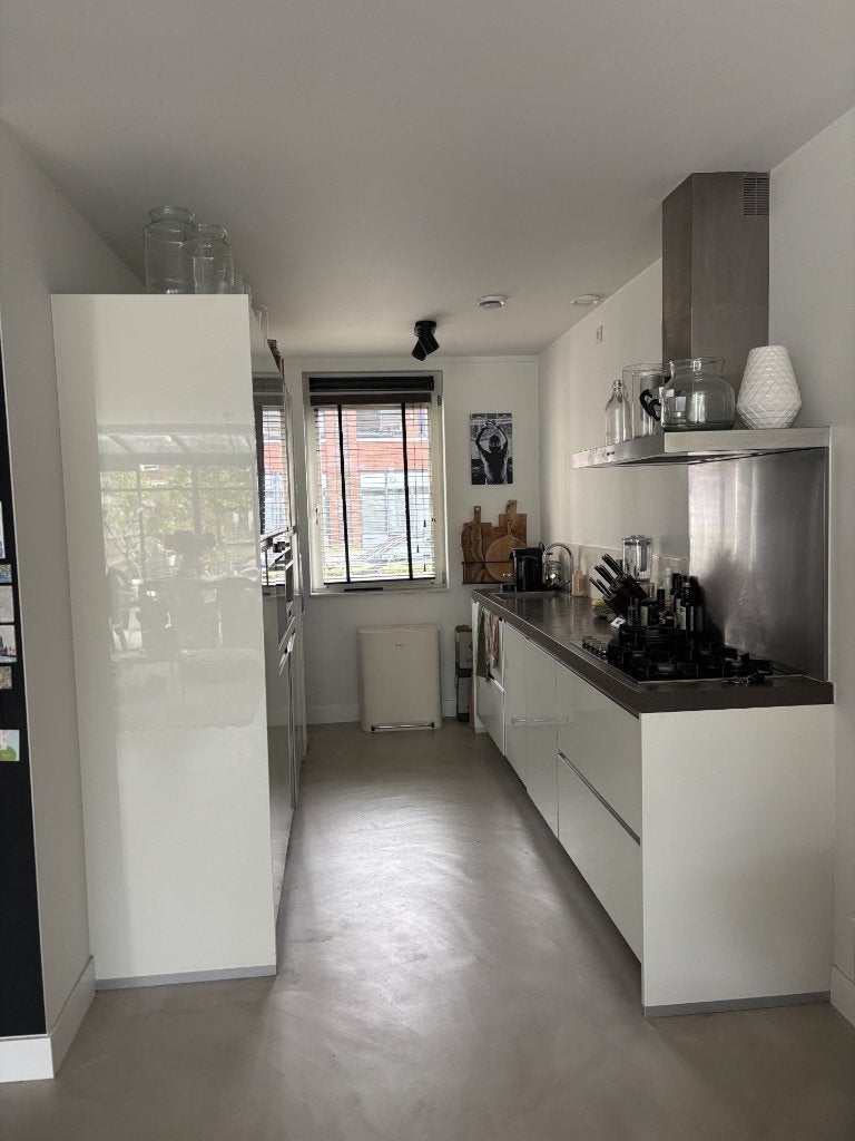 Moderne Duitse ALNO hoogglans keuken –greeploos GEDEMONTEERD