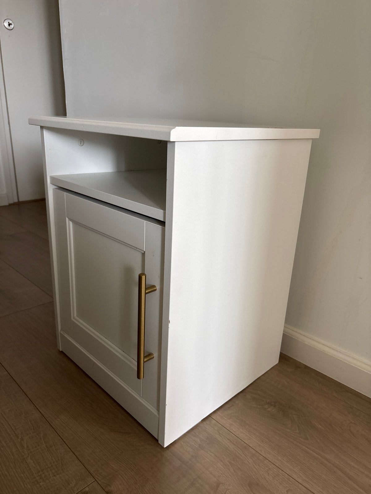 Wit nachtkastje/bijzettafel met gouden handvat, Ophalen, 55 tot 70 cm, Zo goed als nieuw, 45 tot 65 cm