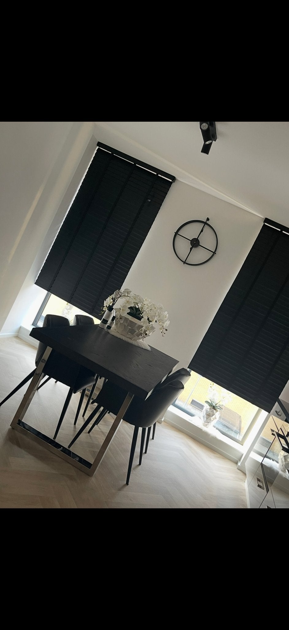Moderne eettafel met metalen onderstel en 6 stoelen, Ophalen, 50 tot 100 cm, Zo goed als nieuw, 150 tot 200 cm