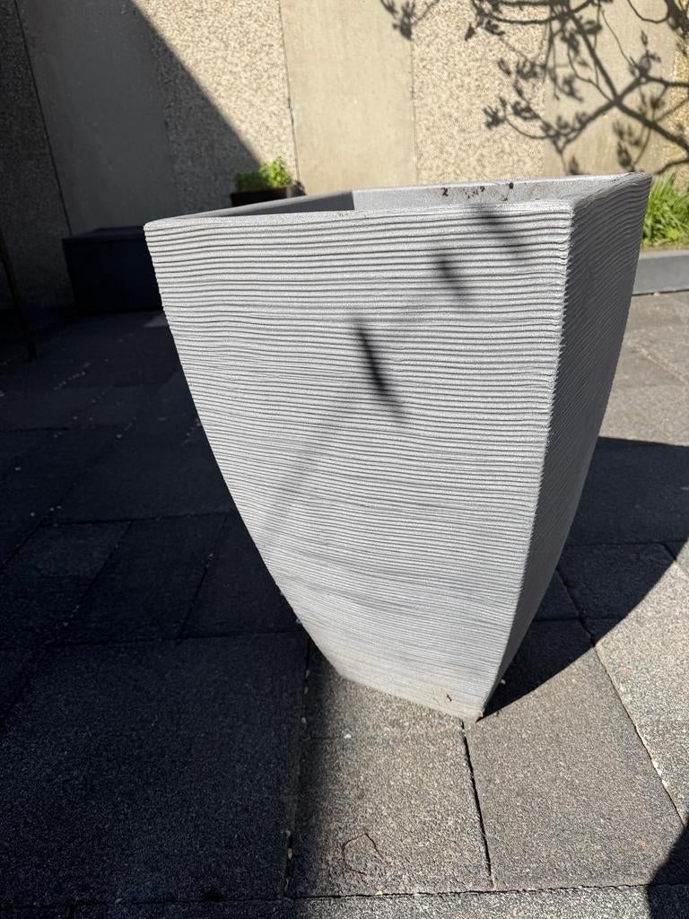 Moderne grijze bloempot voor binnen of buiten, Tuin en Terras, Bloempotten, 25 tot 40 cm, Gebruikt, Ophalen of Verzenden, Balkon