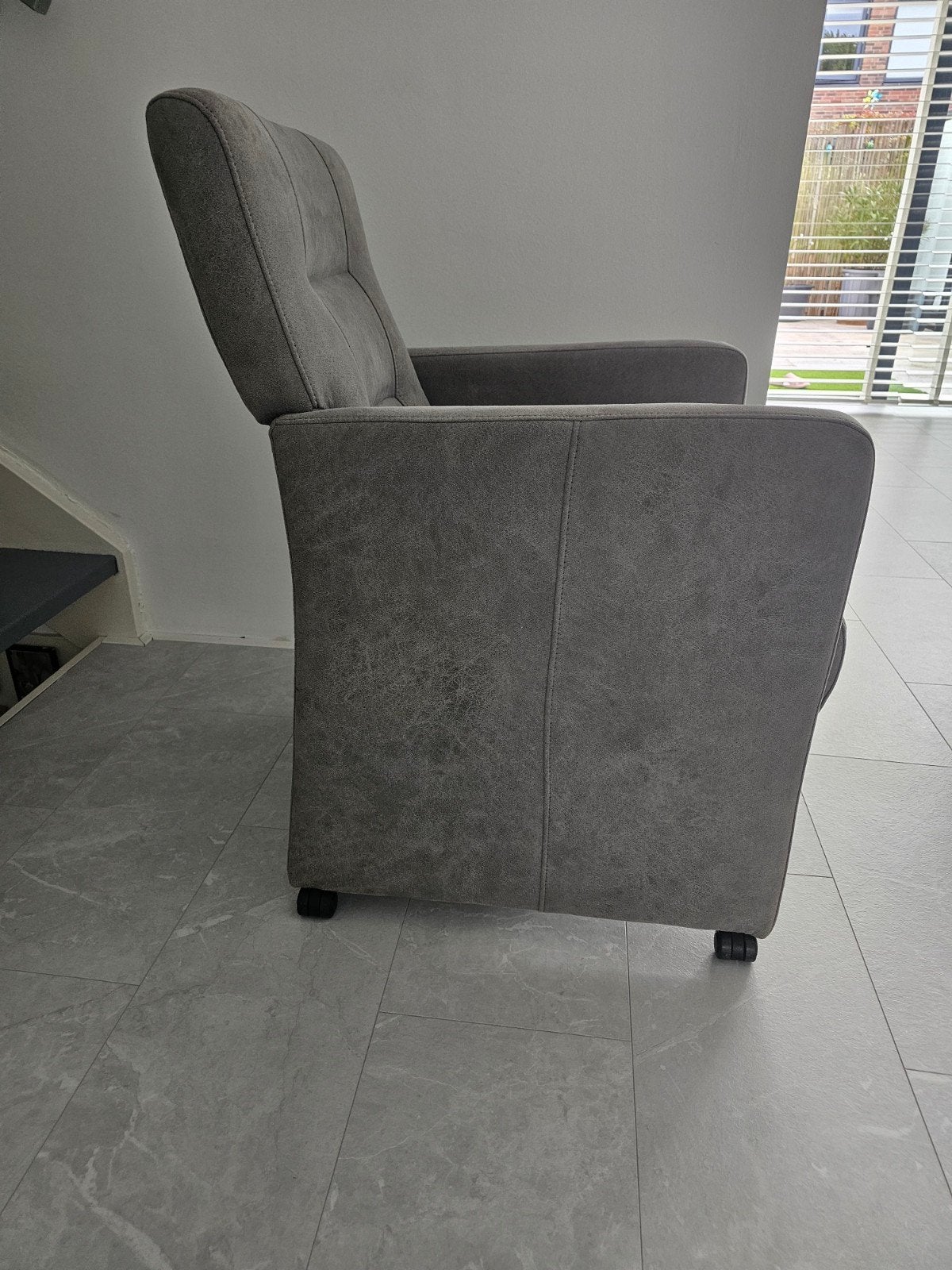 Comfortabele grijze eetkamerstoel op wieltjes, Modern, Comfortabel, Ophalen of Verzenden, Zo goed als nieuw, Vier