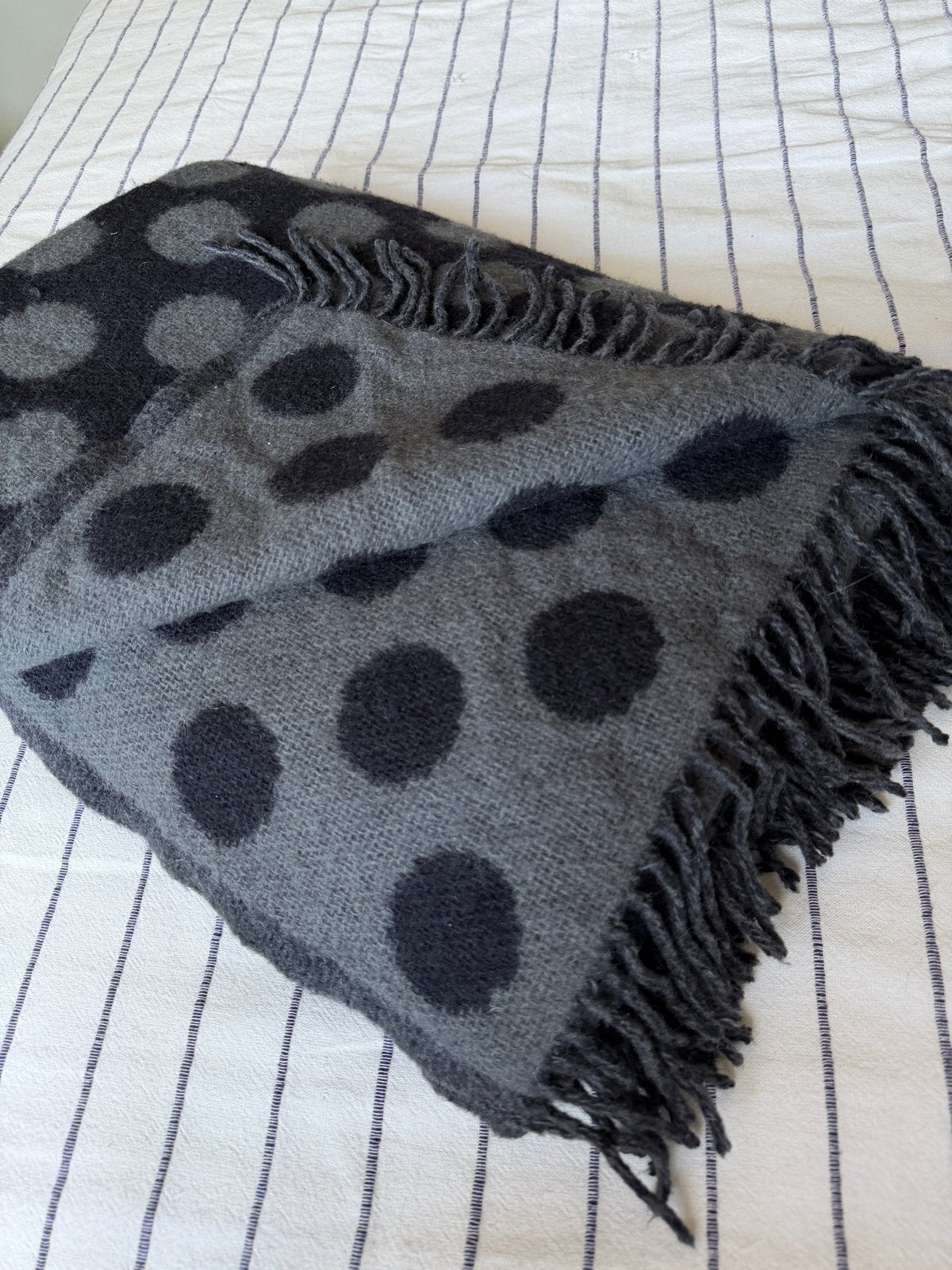 Råvaror Plaid 100% Wol Zwart Grijs 200x150 cm, Huis en Inrichting, Woonaccessoires | Plaids en Woondekens, Wol, Met franjes/kwastjes