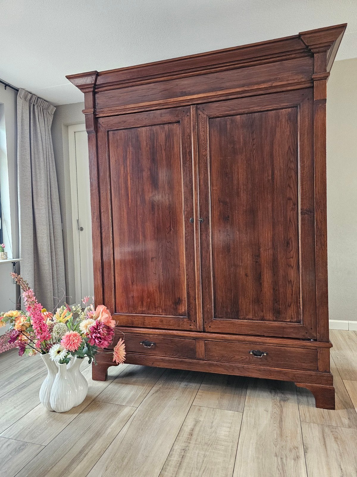 Foto 2 van strakke Chesterfield style kledingkast servieskast