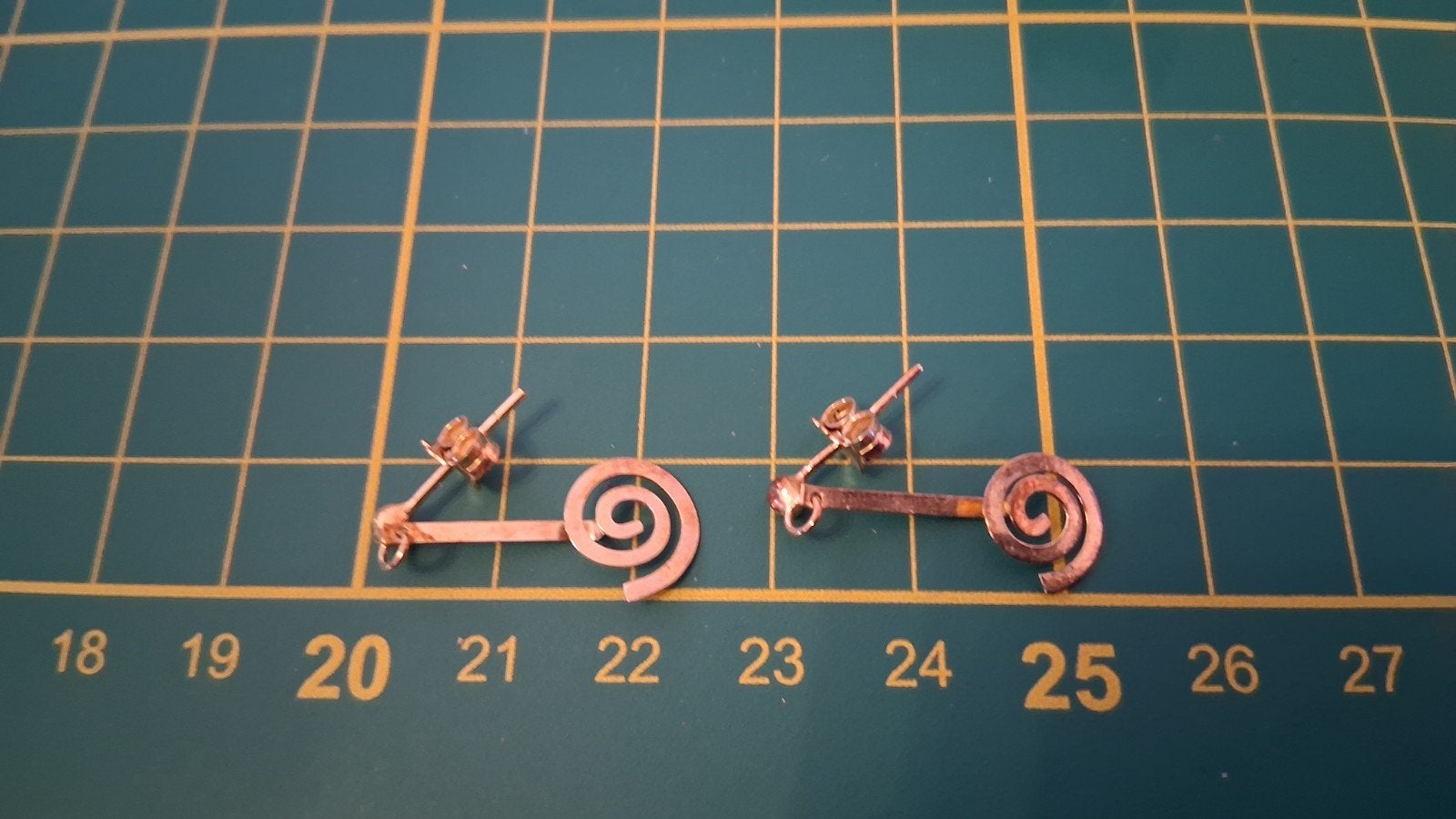 Lange zilver vergulde oorstekers spiraal design, Sieraden, Tassen en Uiterlijk, Oorbellen, Verzenden, Nieuw, Knopjes of Stekers