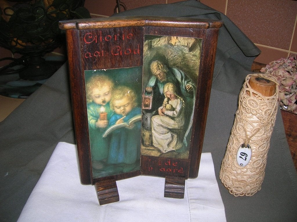 oud houten paneeltje met 2 religieuze prentjes en tekst, Ophalen of Verzenden