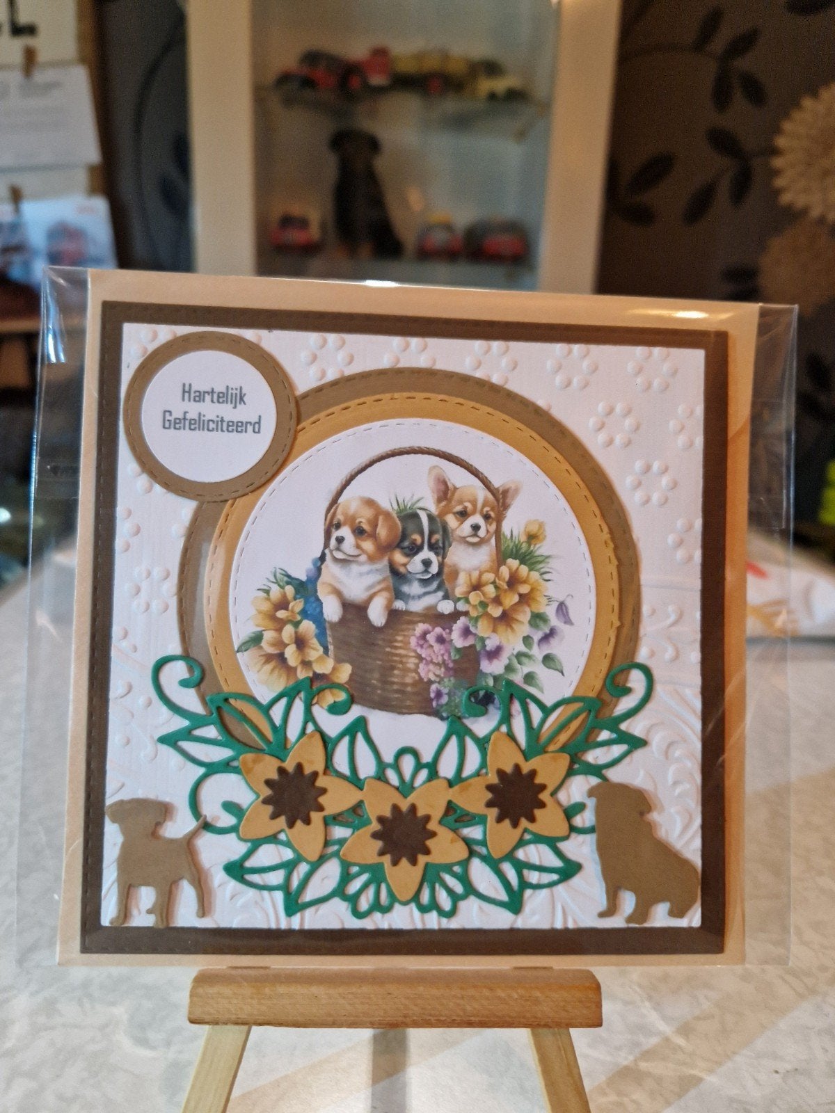 Kaartje verjaardag drie hondjes in mand met bloemen, Ophalen of Verzenden, Nieuw, Overige thema's