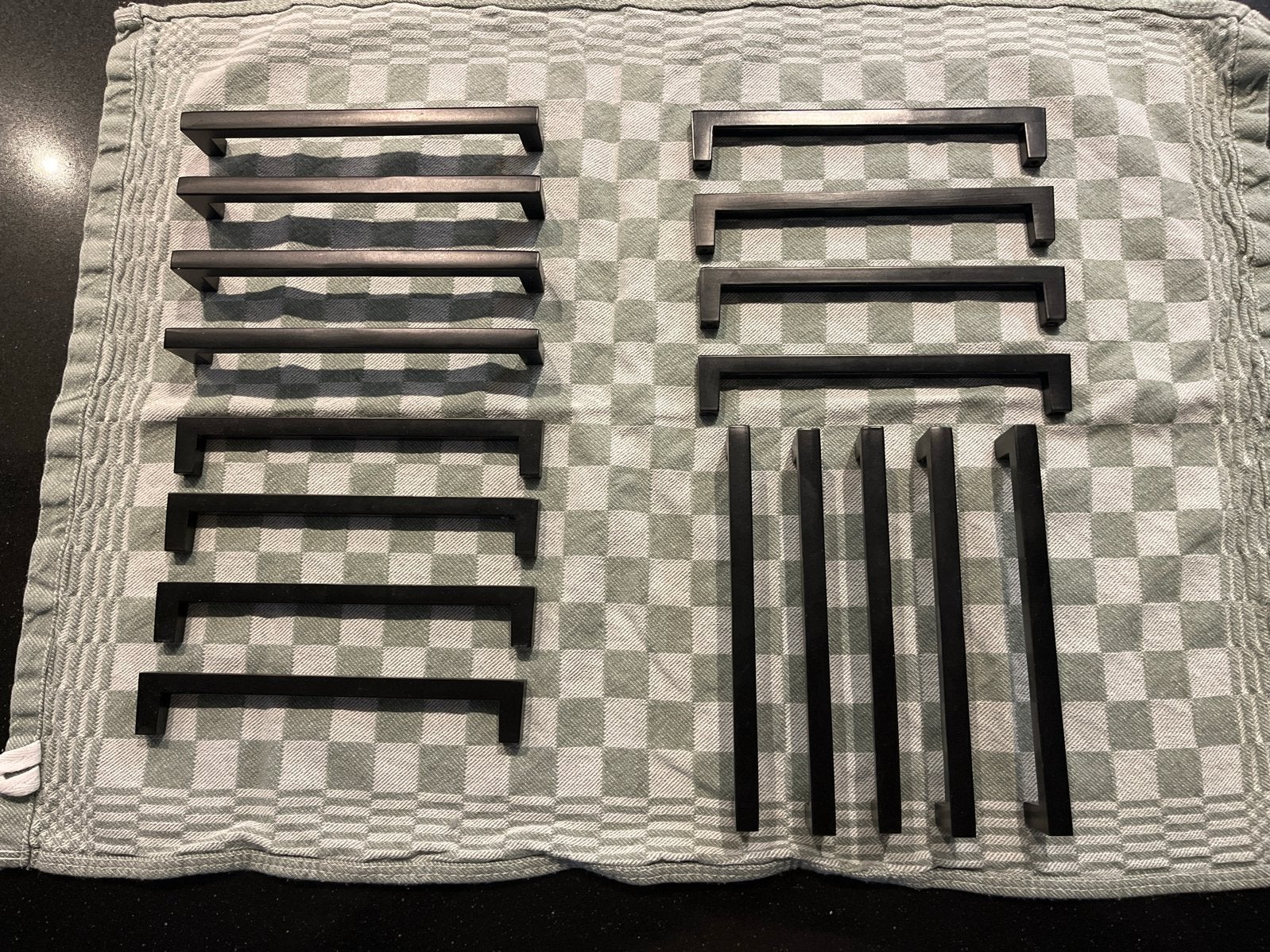 17x Zwarte Handgrepen 160mm / 16cm incl. schroeven, Ophalen, Gebruikt, Overige materialen, Overige typen