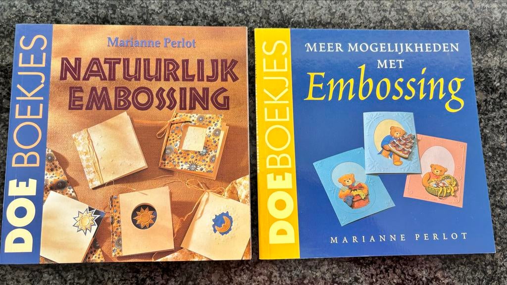 2x Embossing Doeboekjes: Natuurlijk & Meer Mogelijkheden, Hobby en Vrije tijd, Ophalen of Verzenden, Zo goed als nieuw