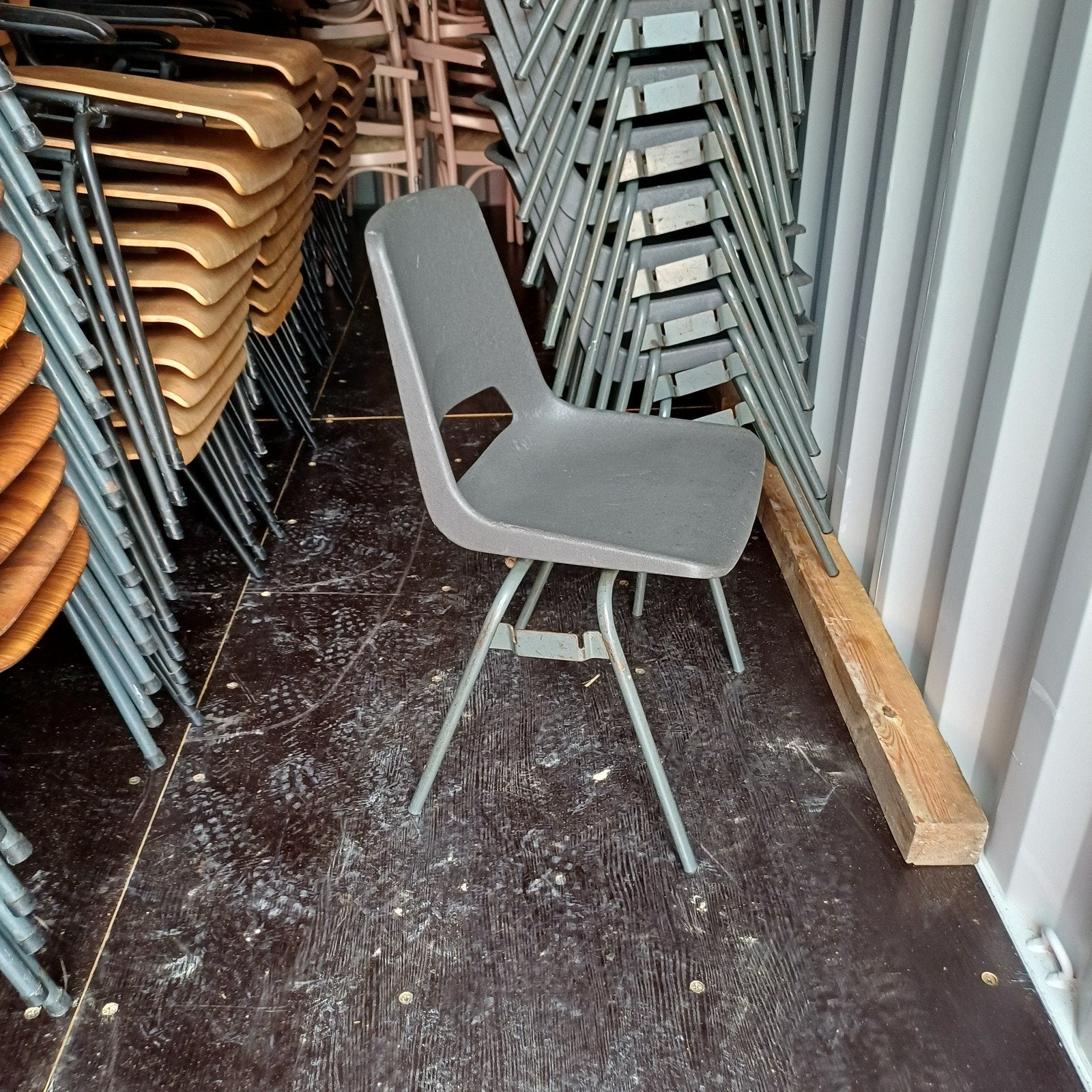 80 x stapelstoelen kantine stapelbare partij stoelen, Ophalen, Gebruikt, Grijs, Vijf, Zes of meer stoelen