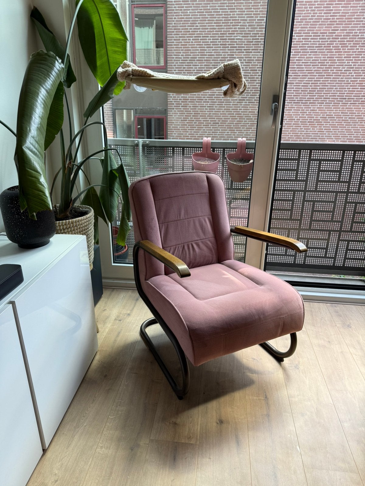 Roze fauteuil met houten armleuningen, Huis en Inrichting, Fauteuils, Ophalen, Gebruikt, 75 tot 100 cm, Stof