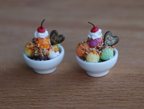 Kommen met bolletjes ijs , slagroom en fruit., Ophalen of Verzenden, Nieuw, Gebruiksvoorwerp