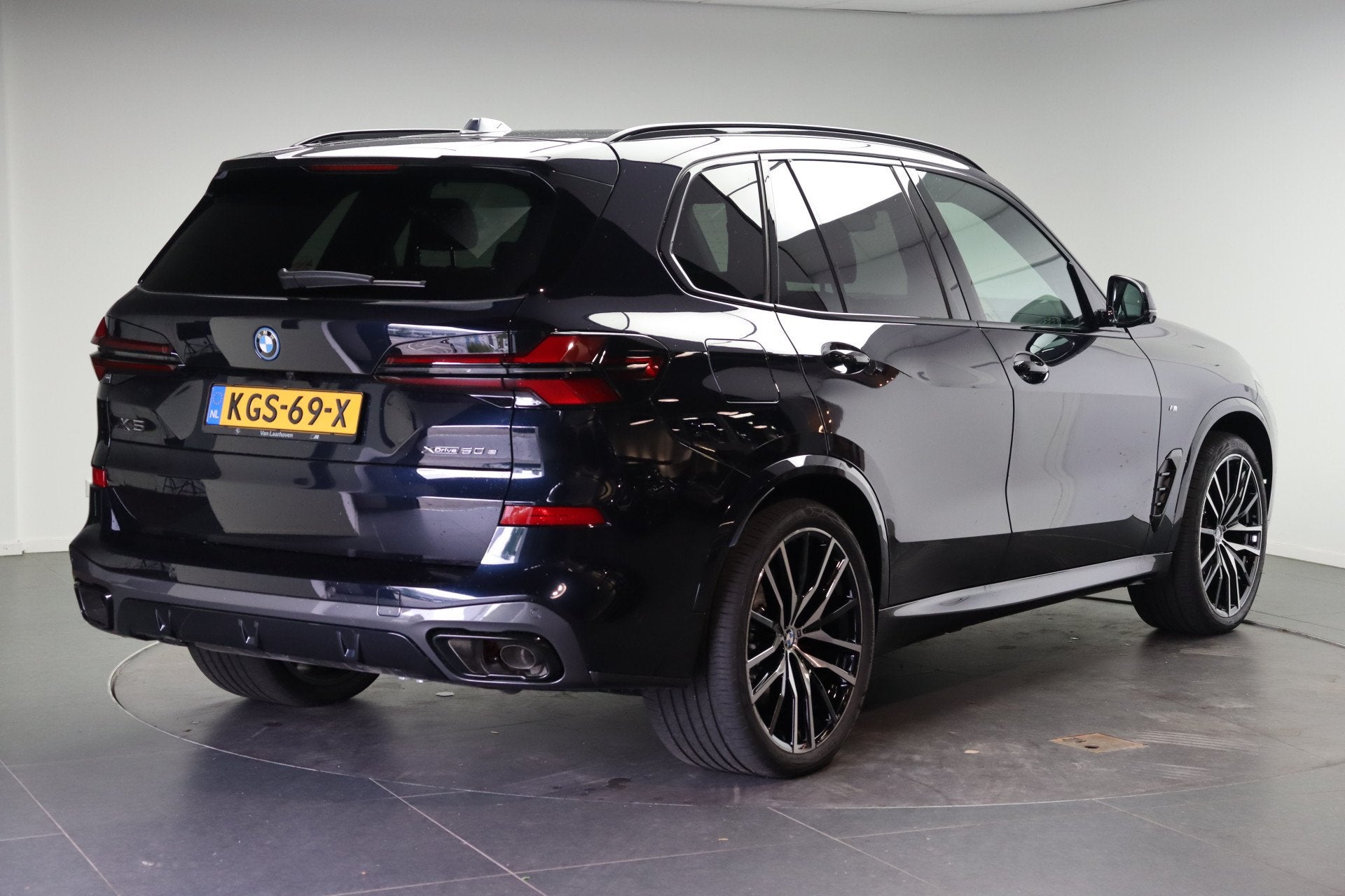 BMW X5 xDrive50e M Sport Automaat / Panoramadak / Trekhaak /, Auto's, BMW, 2395 kg, Met garantie (alle), Zwart, 489 pk