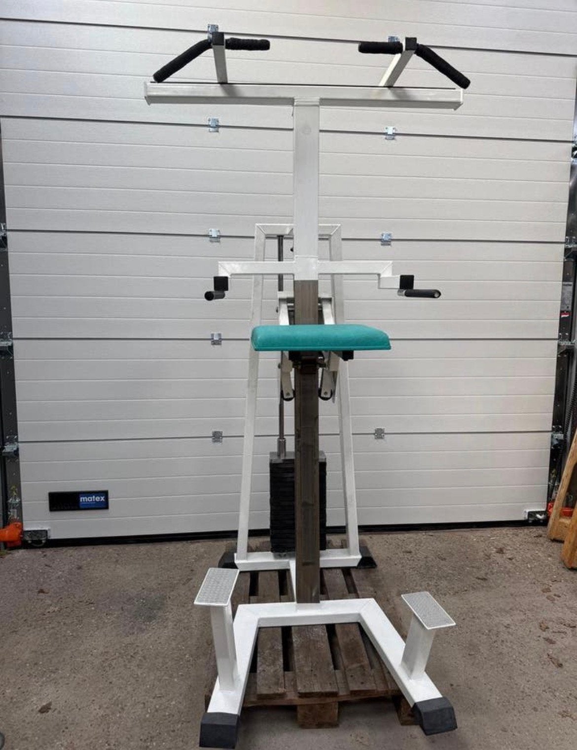 First Class Chin Dip assist / Assisted pull up machine