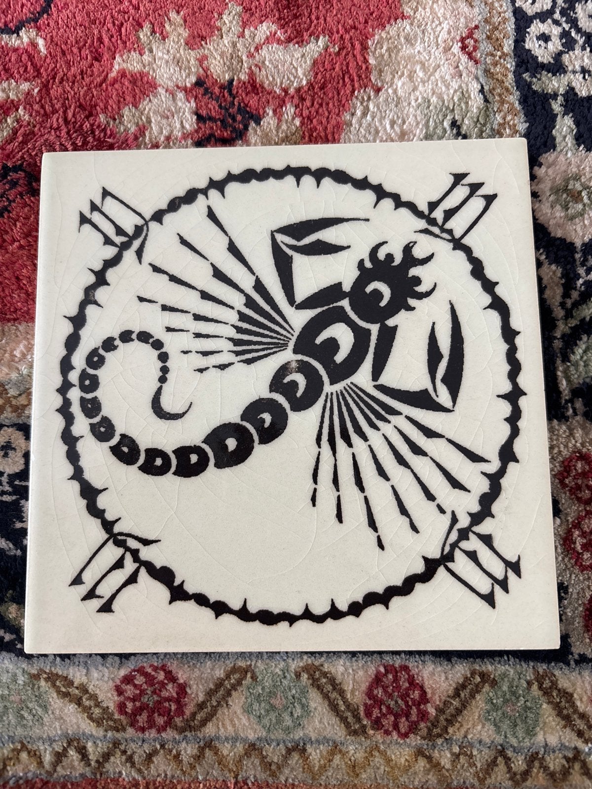 Vintage tegel met schorpioenmotief, craquelé sphinx. glazuur, Antiek en Kunst, Ophalen of Verzenden