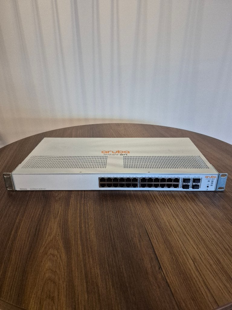 Aruba Instant On 1930 24P 1G base-T / 4P 10G SFP+ Switch, Computers en Software, Netwerk switches, Ophalen of Verzenden, Gebruikt