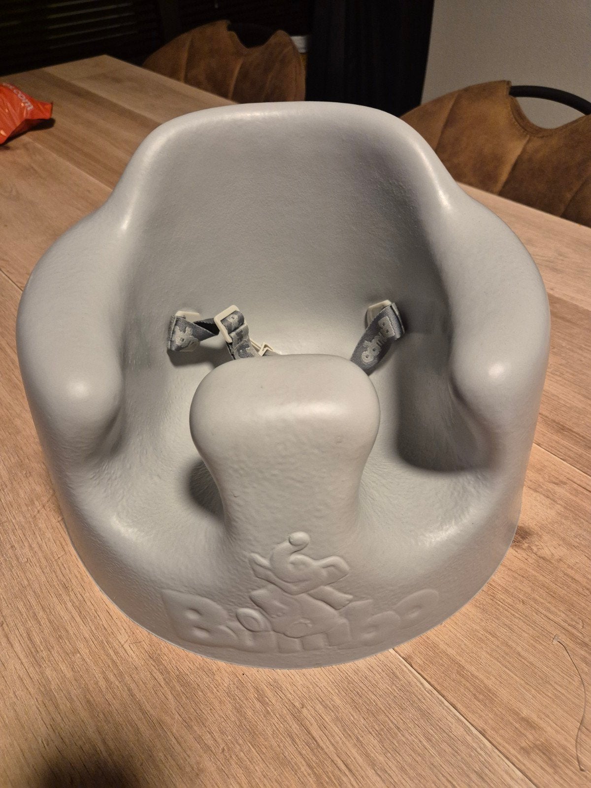 Bumbo Vloerstoeltje Grijs met Gordel, Kinderen en Baby's, Kinderstoelen, Ophalen, Zo goed als nieuw, Overige typen, Gordel(s)