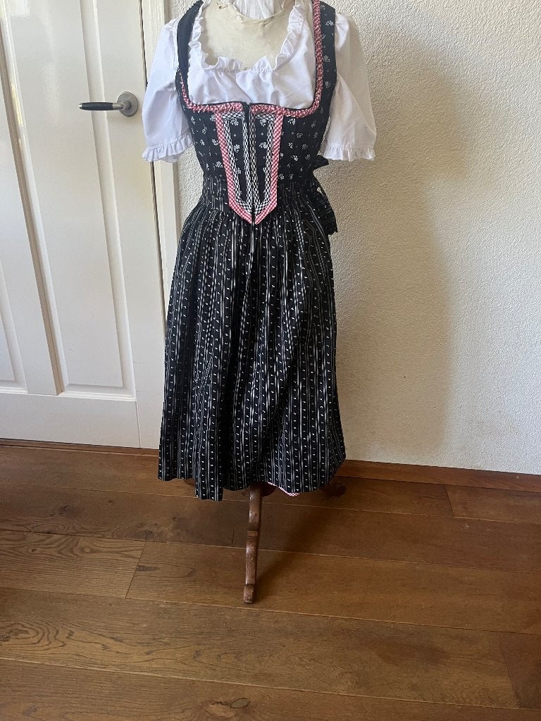 Wenger Dirndl compleet met blouse en schort mt 36 nr 39, Wenger, Ophalen of Verzenden, Overige thema's, Kleding