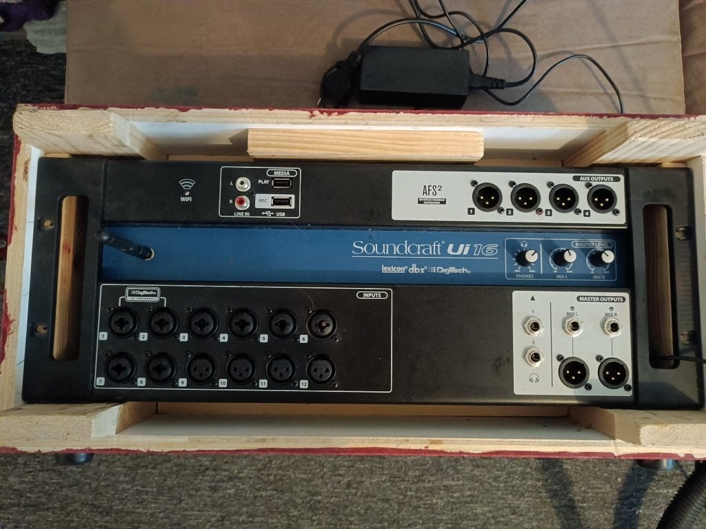 Soundcraft Ui16 digitaal mengpaneel + beschermkoffer, Muziek en Instrumenten, Mengpanelen, Ophalen, Zo goed als nieuw, 10 tot 20 kanalen