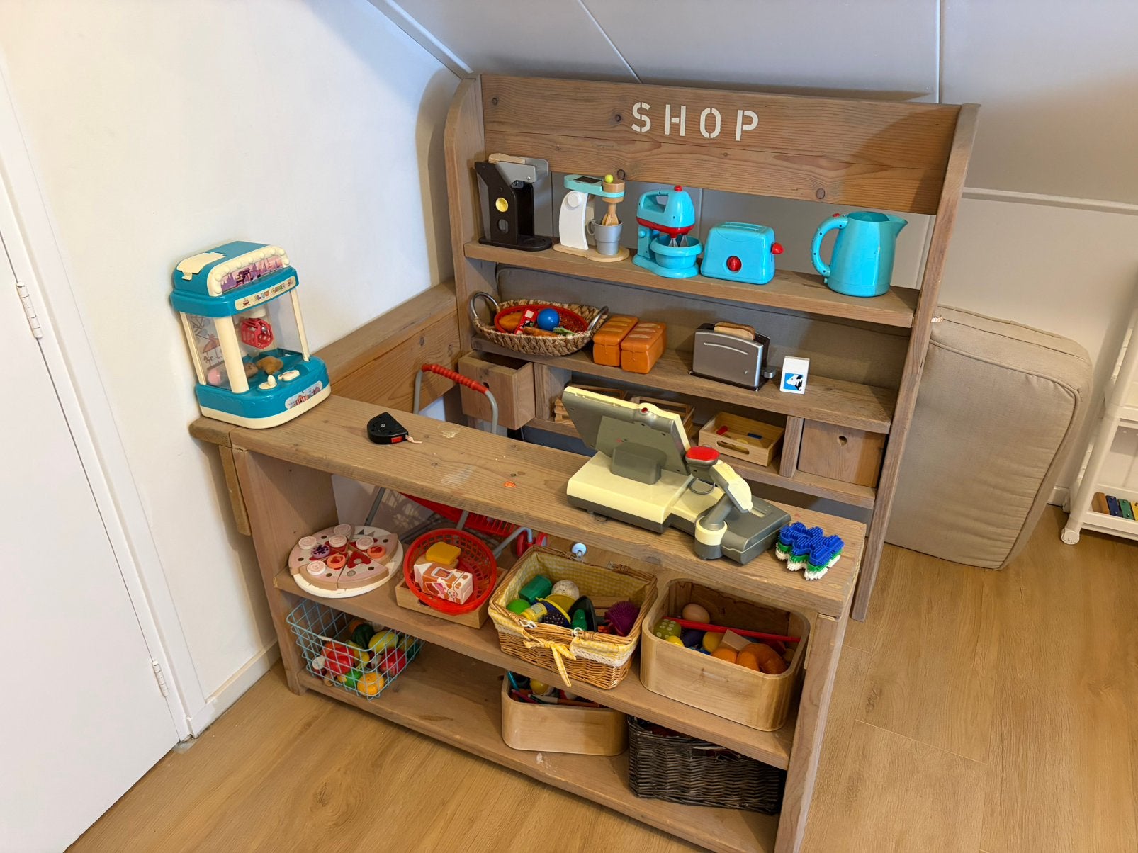Houten winkel met veel accessoires, Kinderen en Baby's, Speelgoed | Houten speelgoed, Ophalen, Gebruikt, Meubelstuk of Keukentje