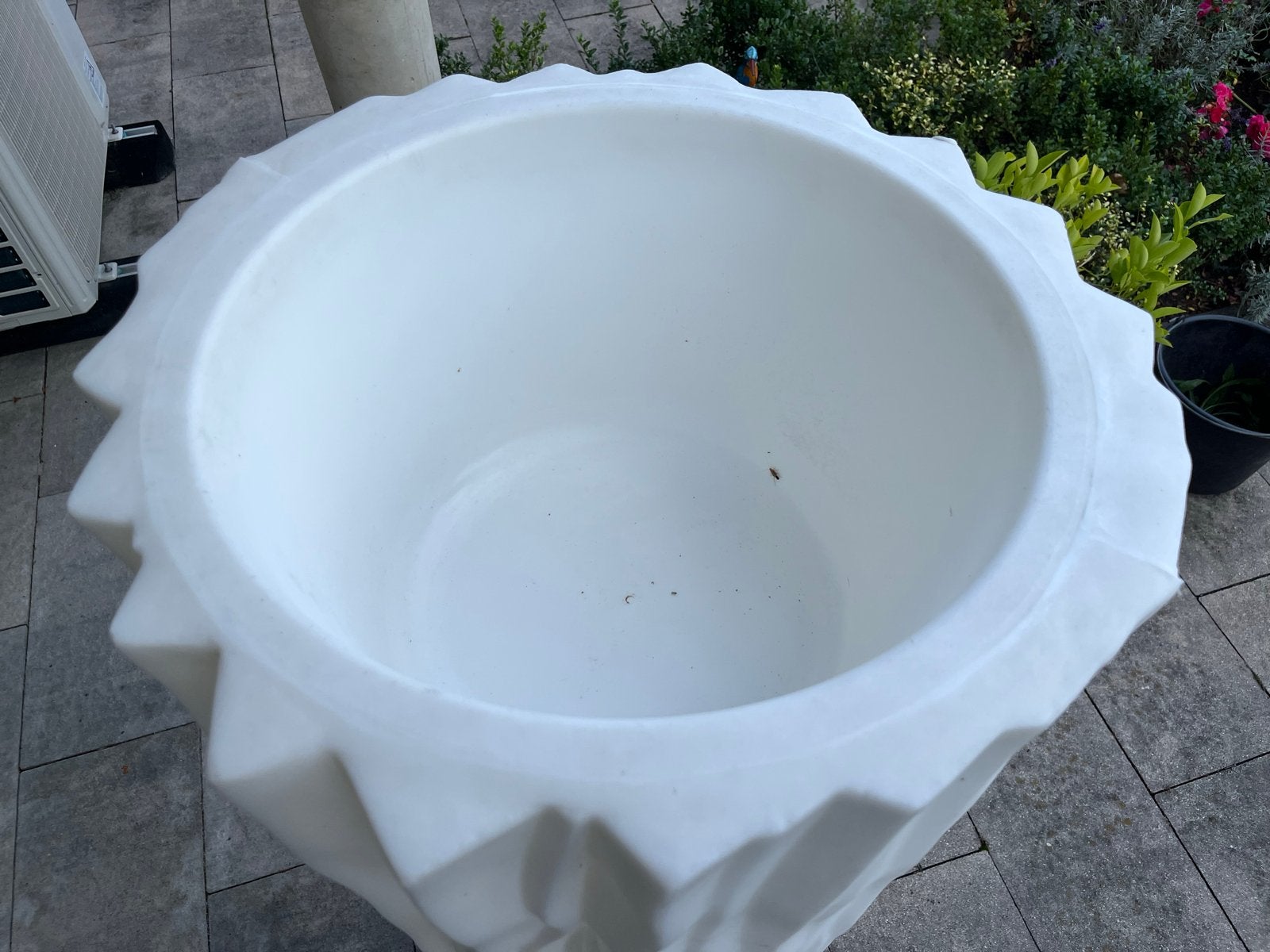 Grote witte bloempot met golvend design, Tuin en Terras, Bloempotten, Kunststof, 40 cm of meer, Ophalen of Verzenden, Zo goed als nieuw