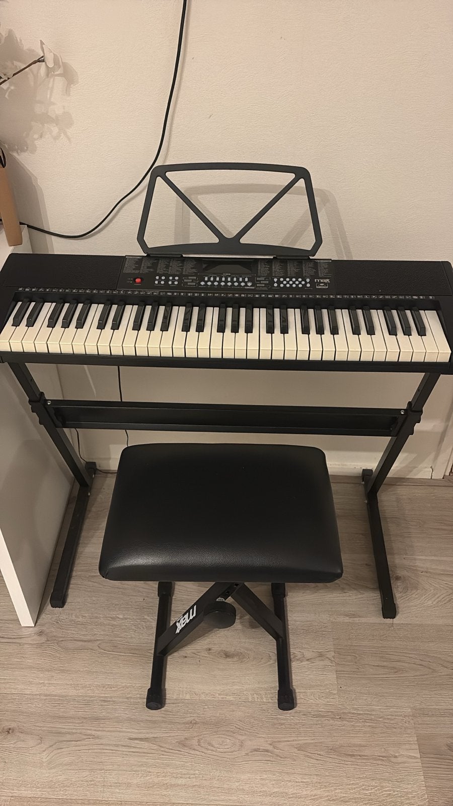 Foto 2 van Max Keyboard KB5 - met standaard