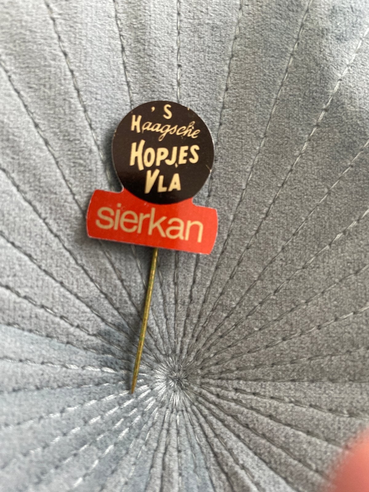 Vintage 's Haagsche Kopjes Vla Sierkan Speldje, Ophalen of Verzenden, Gebruikt, Merk, Speldje of Pin