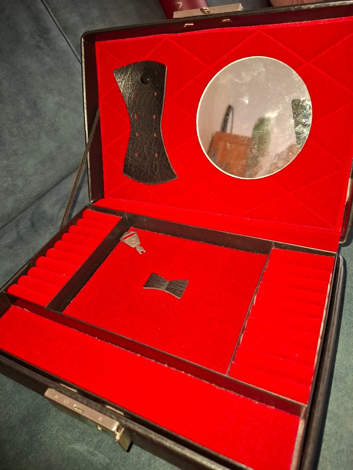 Vintage zwarte sieradendoos met rood fluweel en spiegel, Sieraden, Tassen en Uiterlijk, Beautycases, Gebruikt, Zwart, Met slot