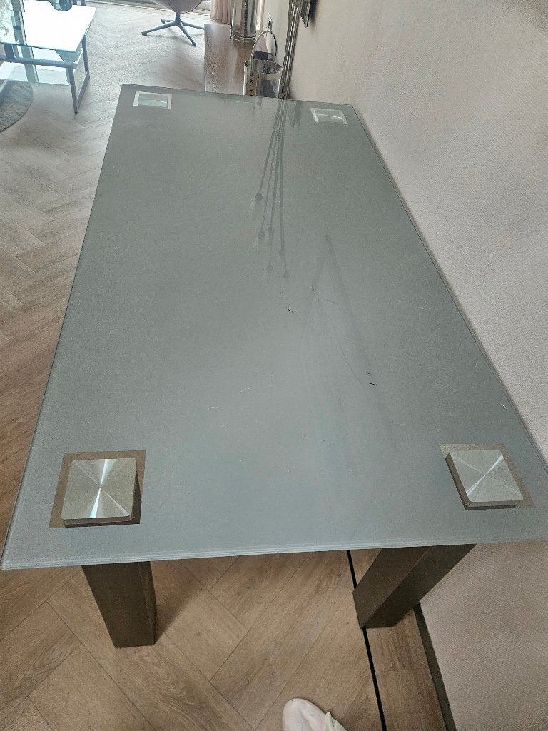 Eettafel van matglas en rvs poten, Ophalen, 50 tot 100 cm, Zo goed als nieuw, Vijf personen of meer