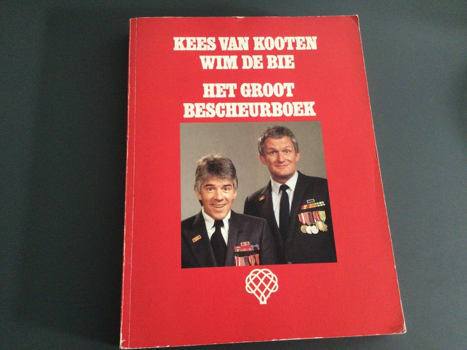 Het grote bescheurboek - Kees van Kooten en Wim de Bie, Boeken, Humor, Ophalen of Verzenden, Gelezen, Cabaret