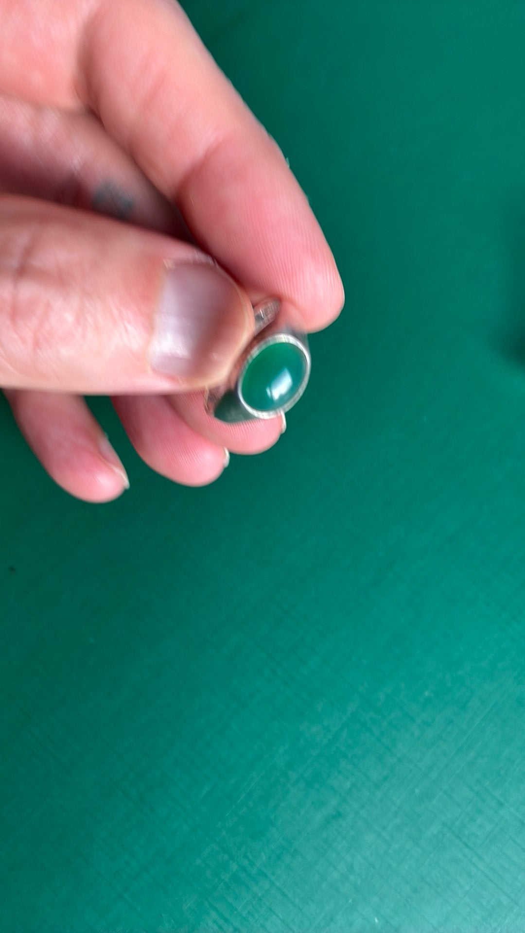 835 zilver ring 18 mm groene steen/glas, Sieraden, Tassen en Uiterlijk, Ringen, 18 tot 19, Gebruikt, Ophalen of Verzenden, Dame of Heer