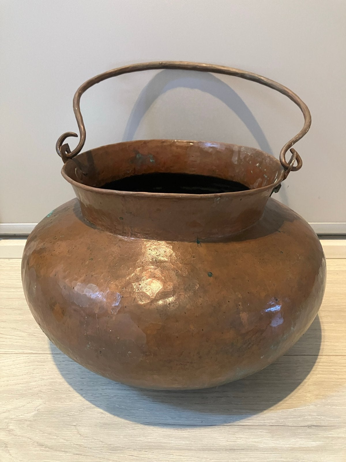Antieke handgehamerde Koperen Ketel + Handvat - Uniek!!, Ophalen of Verzenden, Koper