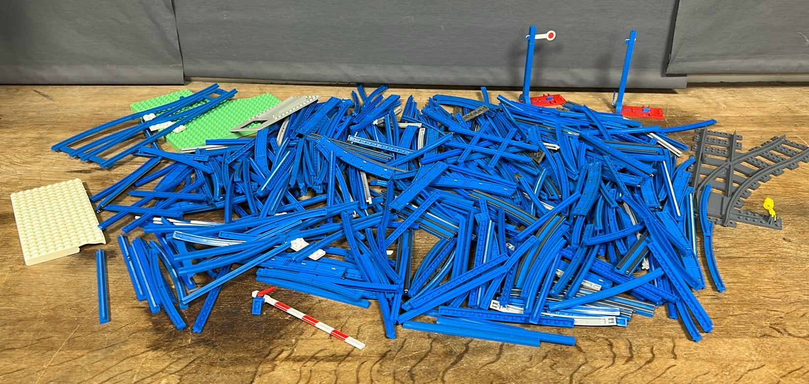 Ruim 2 kilo blauwe Lego rails., Gebruikt, Lego, Overige typen, Ophalen of Verzenden