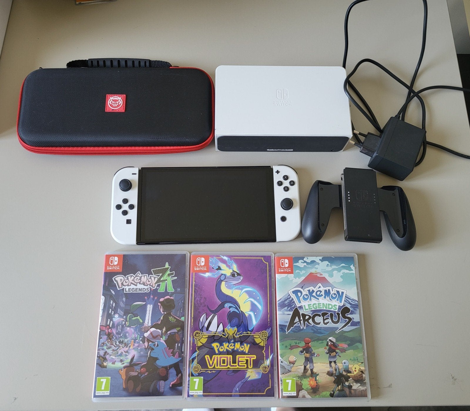 Nintendo Switch OLED + 3 spellen en hoesje in goede staat, Avontuur en Actie, Online, -, Verzenden