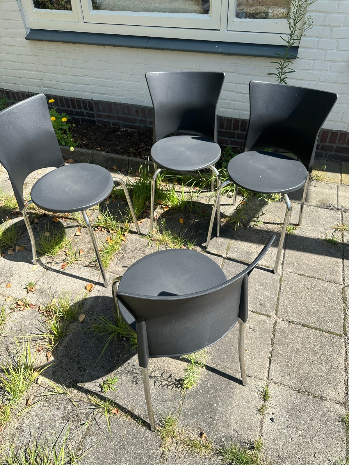 Set van 4 zwarte stoelen met metalen poten